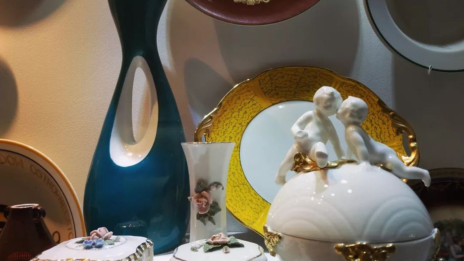 W muzeum można podziwiać różne wytwory z porcelany