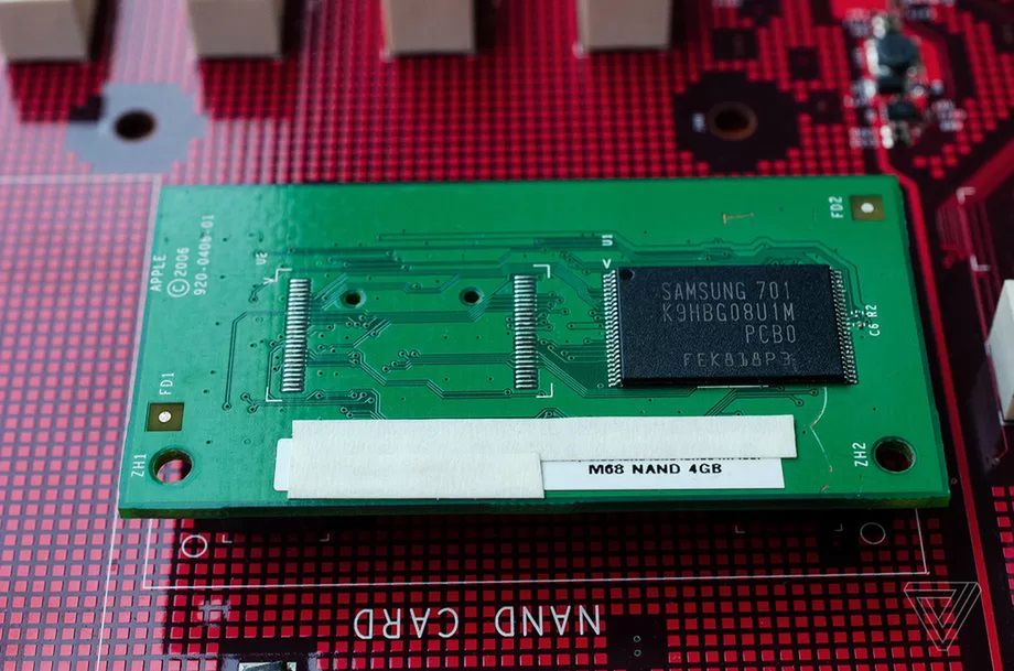 Jak pierwszego iPhone'a udało się utrzymać w tajemnicy? Oto odpowiedź 4