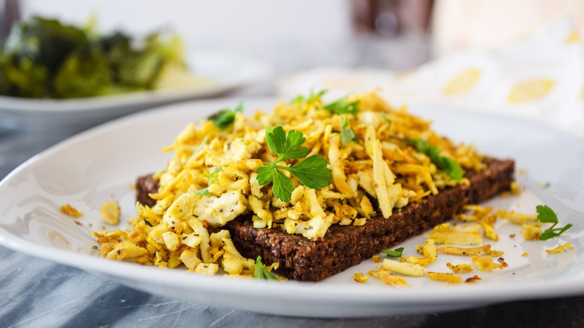 Chleb niskowęglowodanowy to pieczywo o obniżonej zawartości węglowodanów, a co za tym idzie także mniejszej kaloryczności i niższym indeksie glikemicznym.