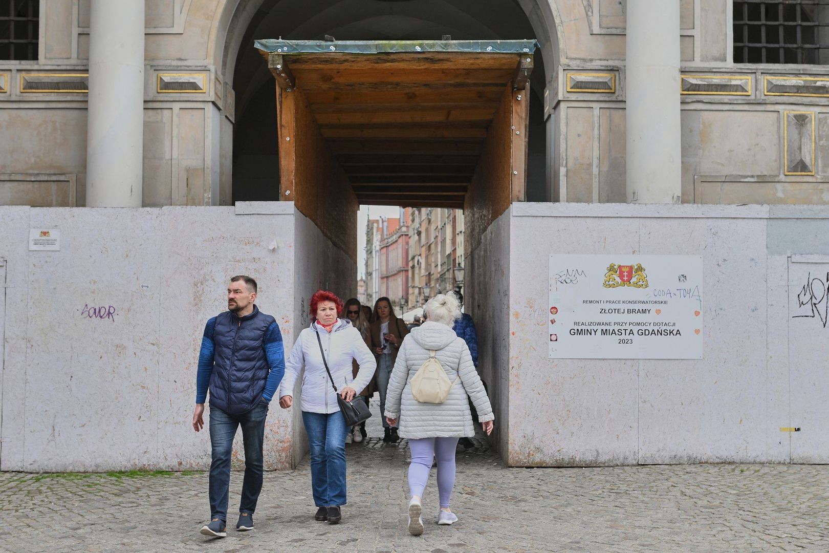 Złota Brama ogrodzona płotem (zdjęcie z kwietnia 2024 r., przedstawiająca jednak stan, który nie uległ poważniejszym zmianom od tego momentu).