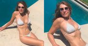 Elizabeth Hurley eksponuje wdzięki w pasiastym bikini. Dacie wiarę, że jest już po 60-tce? (ZDJĘCIA)