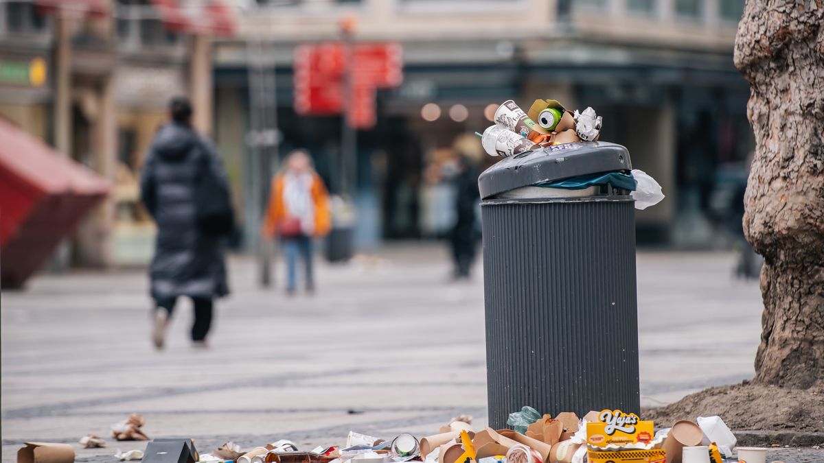 DORTMUND, GERMANY - MARCH 12: Garbage is seen in the street during a strike organized by the Verdi Labor Union on March 12, 2025 in Dortmund, Germany. Many public service sectors like local public transport, Sparkasse banks, daycare centers, hospitals, waste management, swimming pools and government offices went on strike today in many cities across Germany to put pressure on the employers in the ongoing negotiations to increase wages. (Photo by Hesham Elsherif/Anadolu via Getty Images)