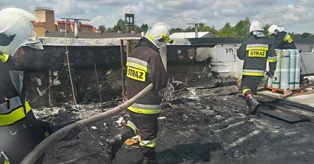 Pożar sklepu meblowego w Krasnymstawie. Zapalił się dach podczas układania papy