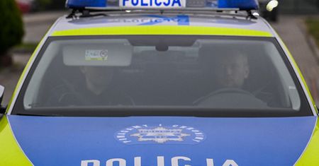 Pili alkohol, zadzwonili na 112. "Zabierzcie nas na Izbę Wytrzeźwień"