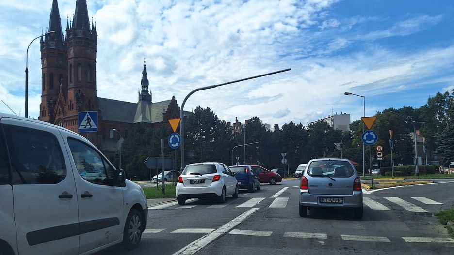 Dotychczasowe rondo tymczasowe na skrzyżowaniu Krakowskiej z Sikorskiego i Narutowicza ma zostać zastąpione stałym, turbinowym z dodatkowym buspasem oraz przejściem podziemnym