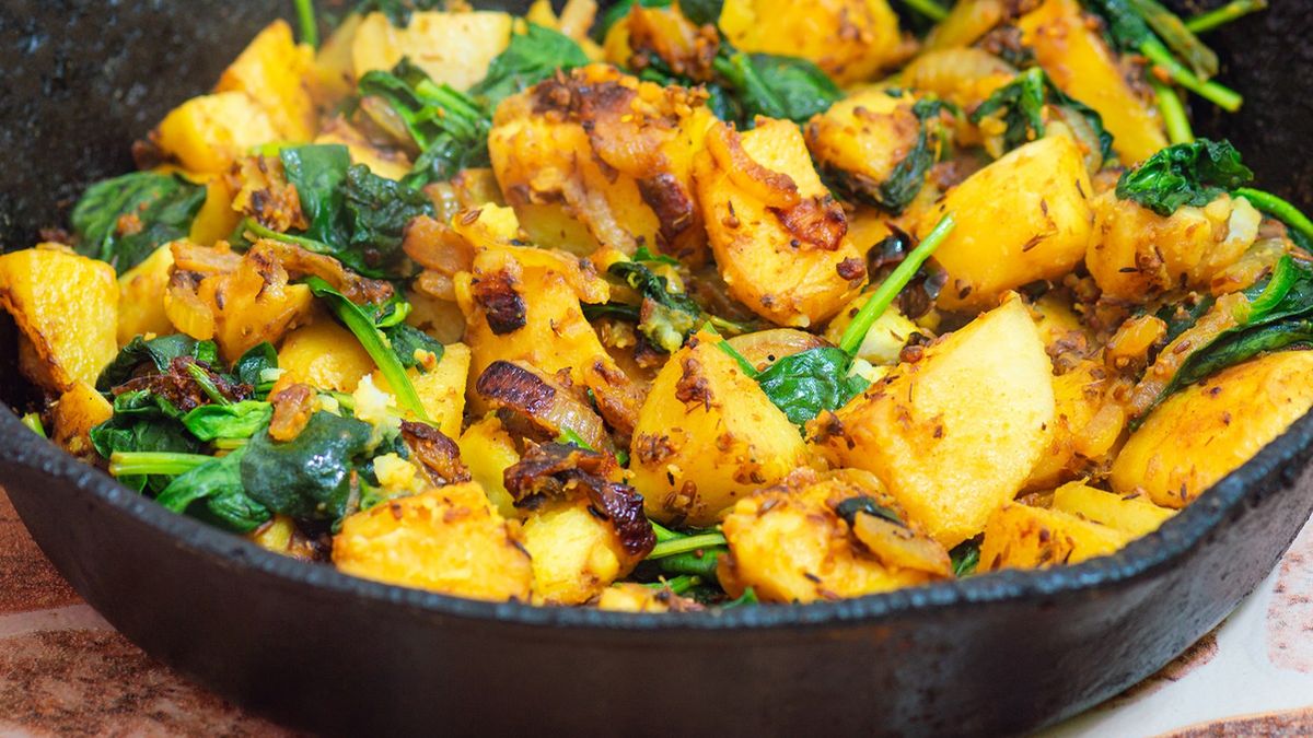 Ziemniaczki z patelni w kremowym sosie. Tak pyszne i sycące, że zastąpią cały obiad