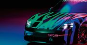 Elektryczny Porsche Taycan ukrywa się za kolorowym maskowaniem
