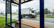 Bydgoszcz: Zniszczona nowa wiata przystankowa w Fordonie. Ktoś wybił w niej dwie szyby, na ich wymianę trzeba będzie poczekać