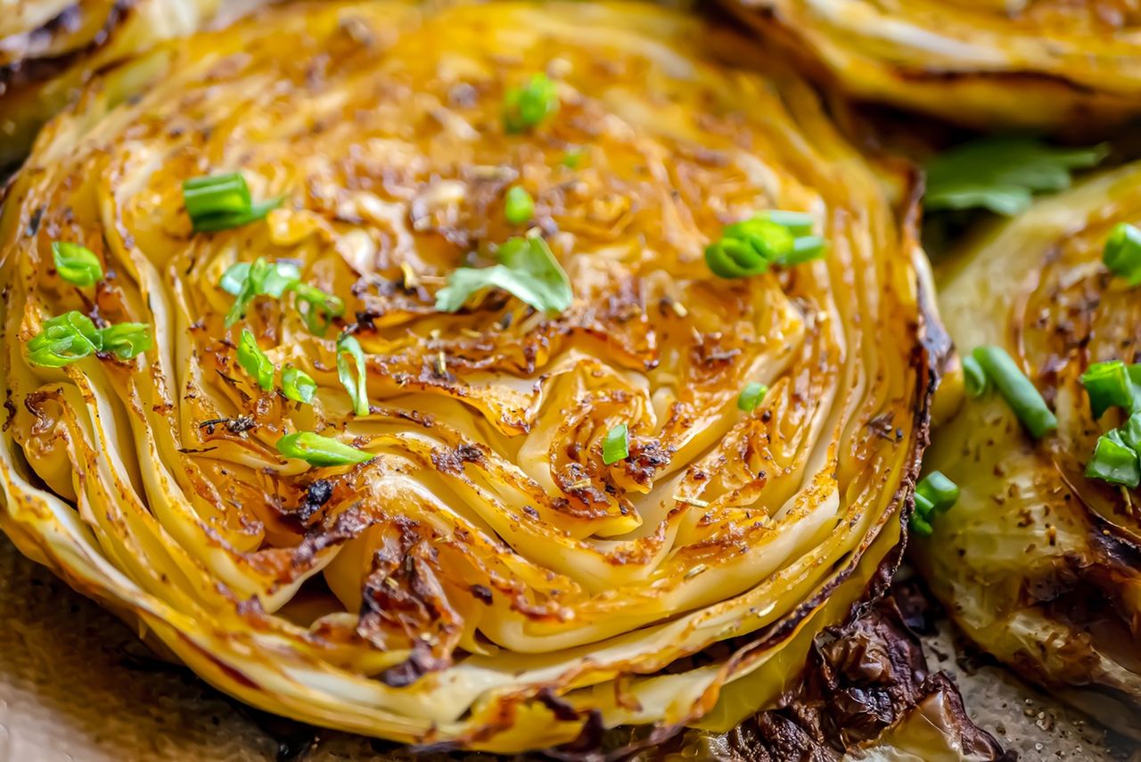 Przepis na steki z pieczonej kapusty