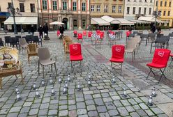 Nowe obostrzenia. Dramatyczny protest restauratorów we Wrocławiu. Martwe krzesła symbolem śmierci lokali