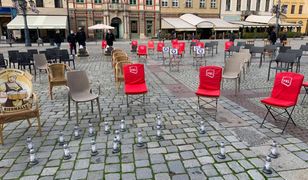 Nowe obostrzenia. Dramatyczny protest restauratorów we Wrocławiu. Martwe krzesła symbolem śmierci lokali