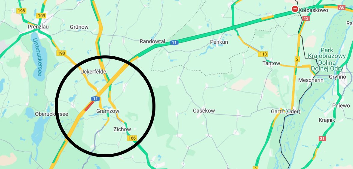 Der Unfall ereignete sich auf der Autobahn A11 in Richtung Stettin, zwischen dem Kreuz Uckermark und Schmölln.