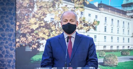 Koronawirus. Czechy. Wpadka ministra zdrowia. Dał się przyłapać bez maseczki, w restauracji, którą zamknął