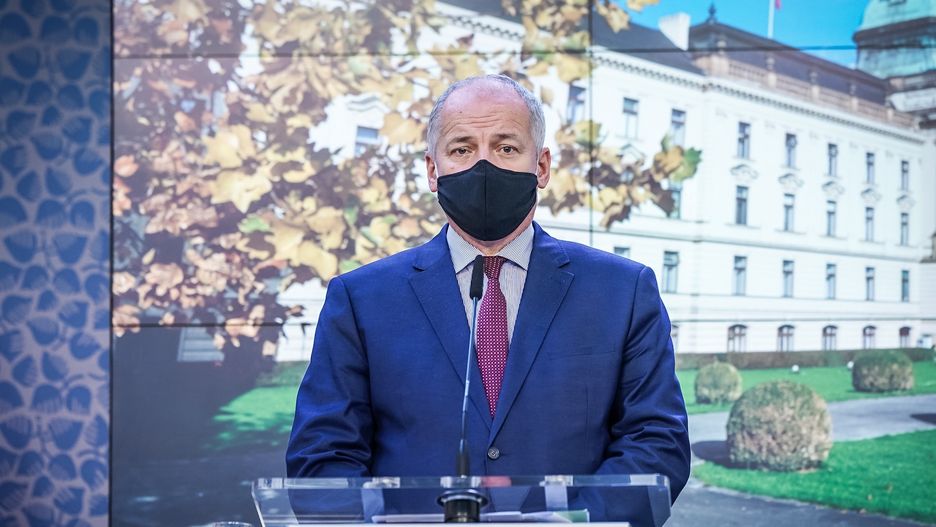 Koronawirus. Czechy. Wpadka ministra zdrowia. Dał się przyłapać bez maseczki, w restauracji, którą zamknął