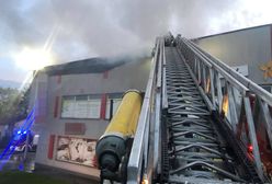 Otwock. Pożar sklepu wielkopowierzchniowego. W akcji 12 zastępów straży pożarnej