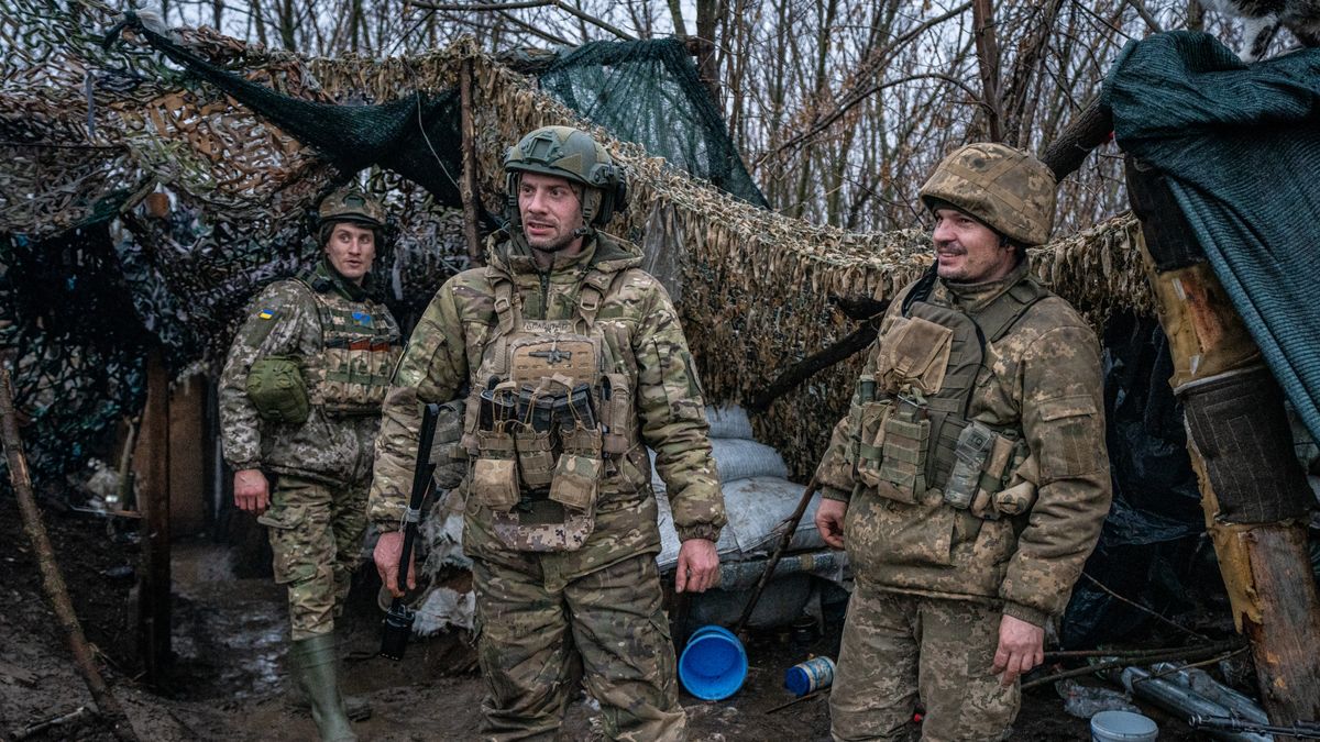 DONETSK OBLAST, UKRAINE - JANUARY 19: Ukrainian infantrymen keep the watch in the trenches on the front line, in the direction of Bakhmut, where clashes between Russia and Ukraine continue to take place, in Donetsk Oblast, Ukraine on January 19, 2024. As temperatures drop the Ukrainian soldiers keep their positions under the harsh winter conditions. (Photo by Ignacio Marin/Anadolu via Getty Images)