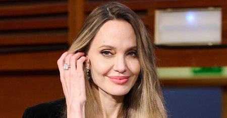 ODMIENIONA Angelina Jolie zacieśnia RODZINNE więzi na planie nowej produkcji. W nowej fryzurze wygląda jak inna osoba