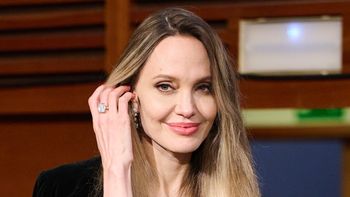 ODMIENIONA Angelina Jolie zacieśnia RODZINNE więzi na planie nowej produkcji. W nowej fryzurze wygląda jak inna osoba