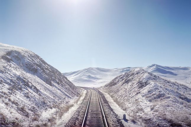 Przez teren Mongolii i Ułan Bator przejeżdża kolej z Pekinu do Moskwy, która została wybudowana w latach 1949-61. Przecina ona także pustynię Gobi i Syberię.