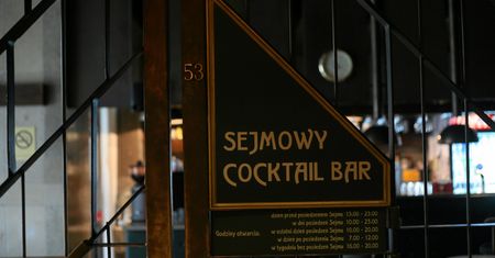Tanie picie w Sejmie. Ujawniamy ceny w "barze za kratą"