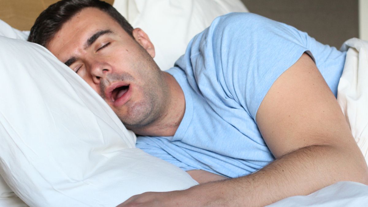 Mężczyzna śpi w łóżku