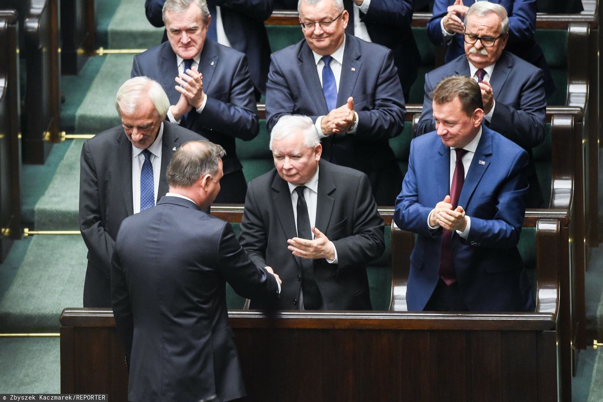 Pierwsze posiedzenie Sejmu IX kadencji, 12.11.2019. Prezydent Andrzej Duda, w tle Ryszard Terlecki, Jarosław Naczyński, Mariusz Błaszczak