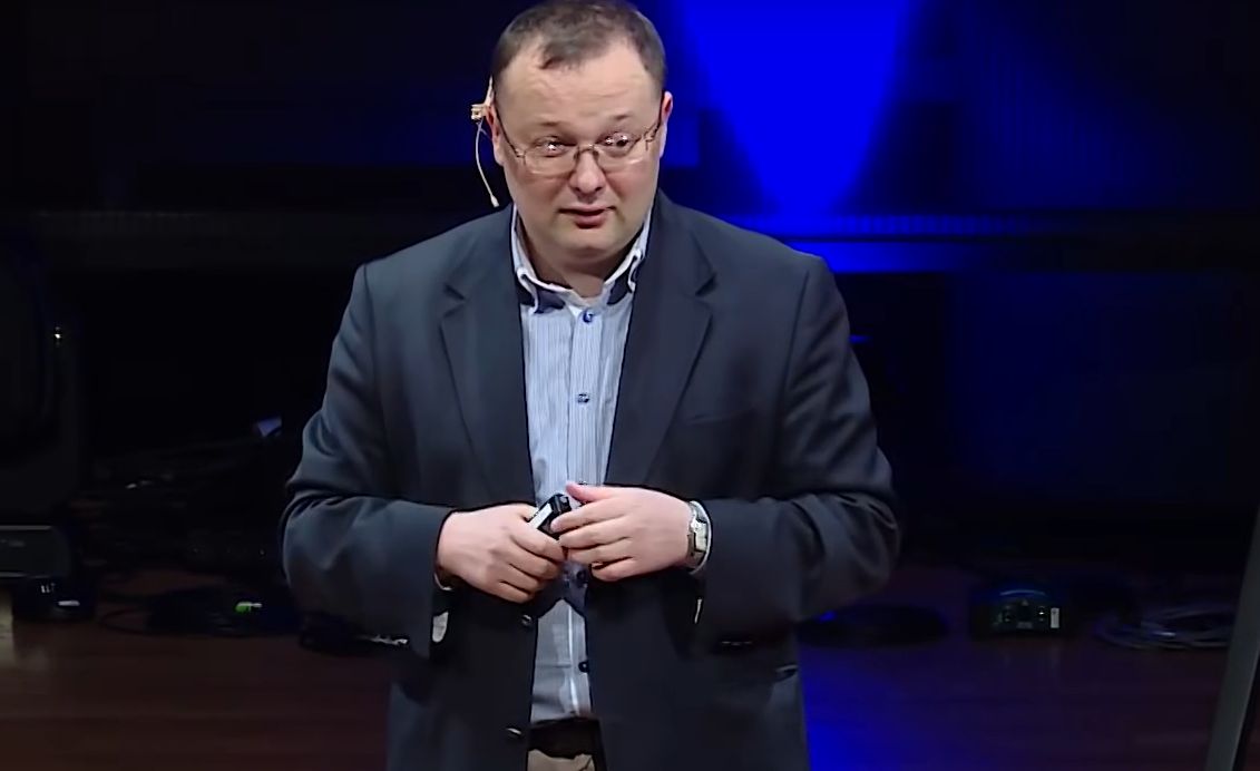 Dr Kamil Kulesza w trakcie wystąpienia na konferencji TEDx w Warszawie