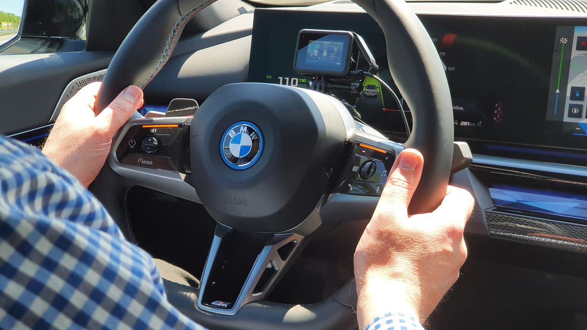 Lampki na kierownicy informują o tym, czy auto prowadzi się z asystentami, czy bez