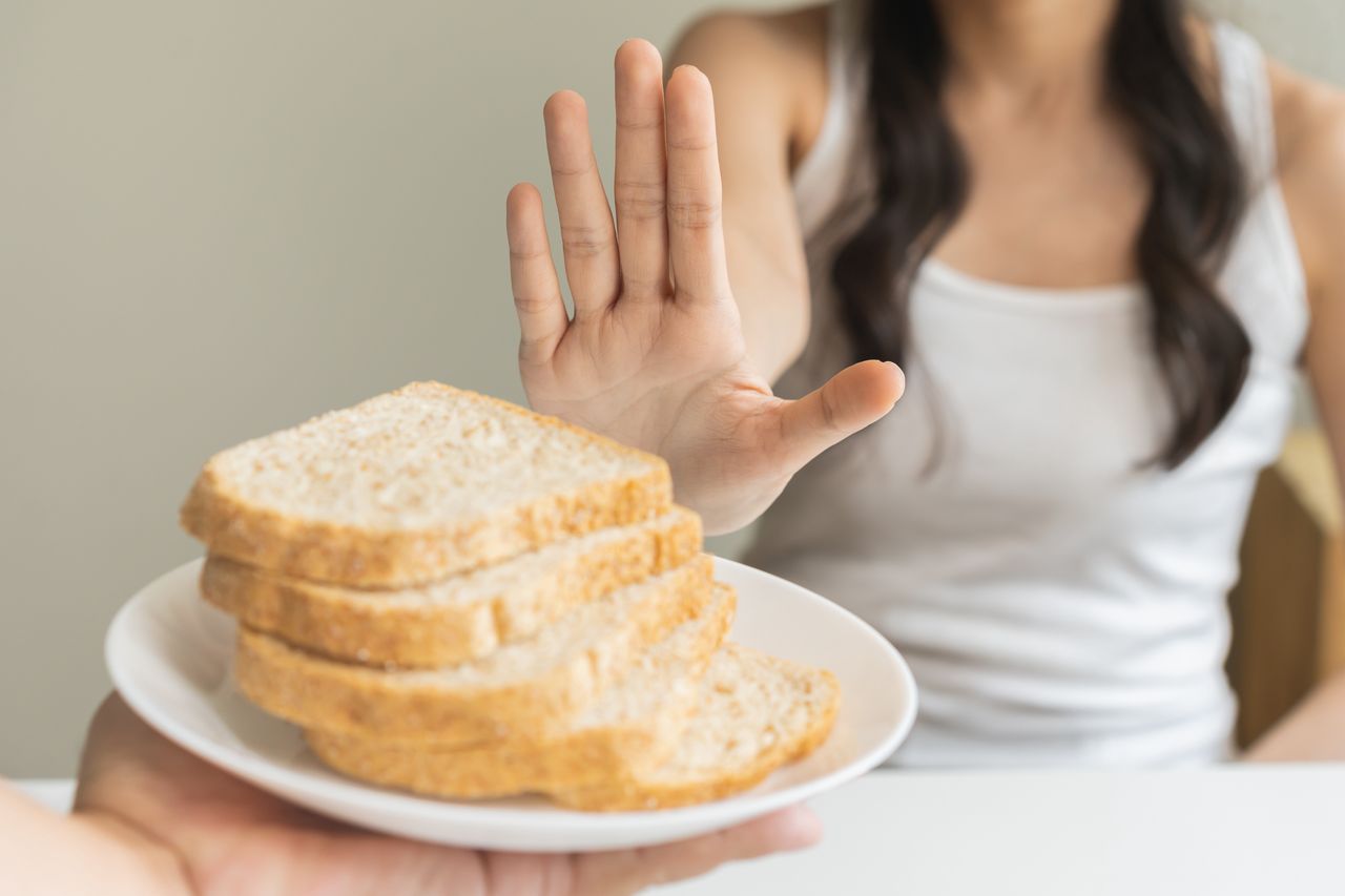 Wiele osób wyklucza gluten z diety, by schudnąć. Dietetyczka ostrzega