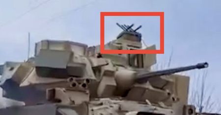 M2A2 Bradley z tajemniczym dodatkiem. Pełni kluczową rolę na froncie