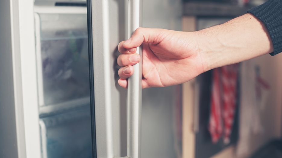 Woda w lodówce może wskazywać, na pewne błędy podczas użytkowania