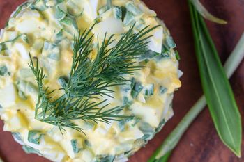 Dorzuć do pasty jajecznej zamiast szczypiorku. Tak może smakować tylko wczesną wiosną