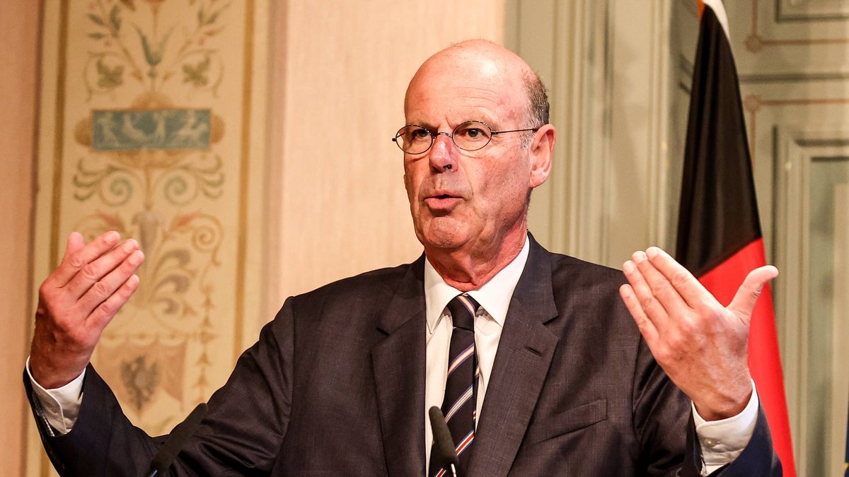 German-French closed-door meeting of finance ministers at Genshagen Castle
epa12241019 French Finance Minister Eric Lombard attends a press conference with German Finance Minister Lars Klingbeil (unseen) after the German-French closed-door meeting of finance ministers at Genshagen Castle in Ludwigsfelde, Germany 16 July 2025.  EPA/FILIP SINGER 
Dostawca: PAP/EPA.
FILIP SINGER
meeting, diplomacy