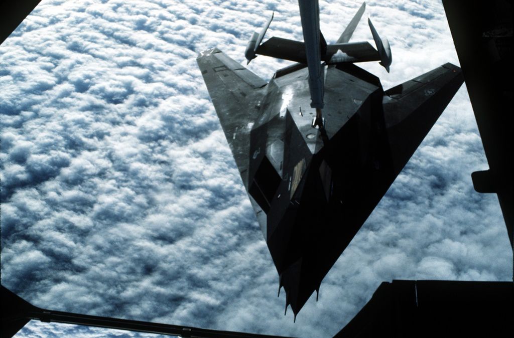 F-117 tankuje z latającej cysterny KC-135 Stratotanker
