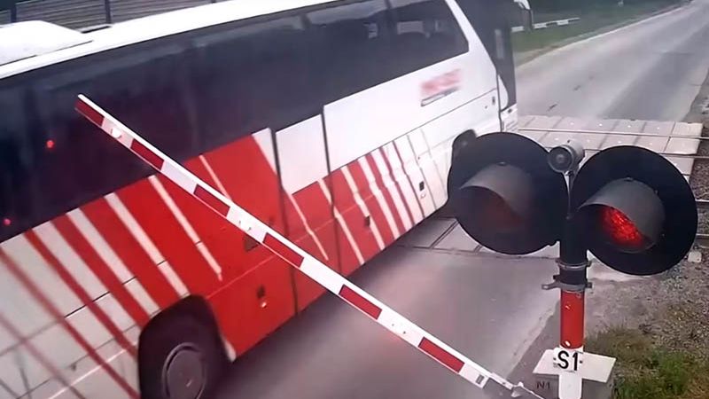 Na przejeżdżający autobus opadła rogatka i urwała się