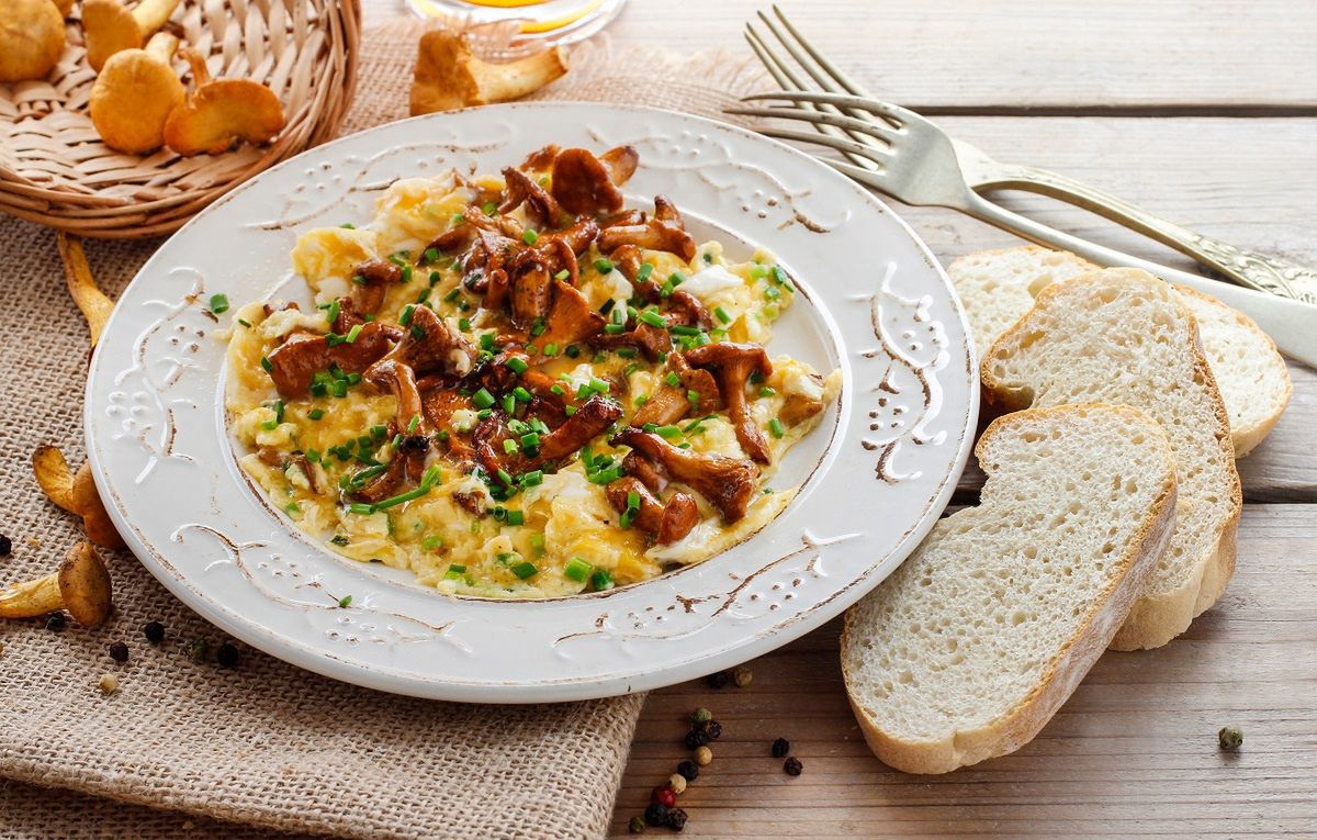 Scrambled eggs with chanterelles: Elevating your summer breakfast