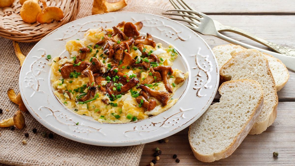 Jajecznica z kurkami to prawdziwa gratka dla miłośników wykwintnych śniadań. Gdy nadchodzi sezon na te aromatyczne grzyby, warto wykorzystać je w kuchni, aby dodać swoim posiłkom wyjątkowego smaku. Choć przygotowanie jajecznicy z kurkami jest stosunkowo proste, istnieje pewien trik, który sprawia, że to danie staje się niepowtarzalne. Przekonaj się, jak w kilku krokach przygotować idealną jajecznicę z kurkami.