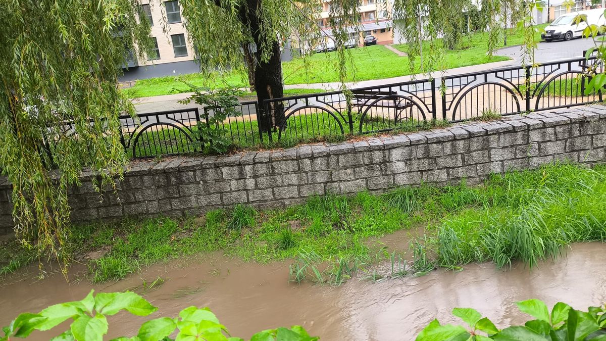 Elbląg w gotowości: Rośnie poziom wody w rzece Kumiela