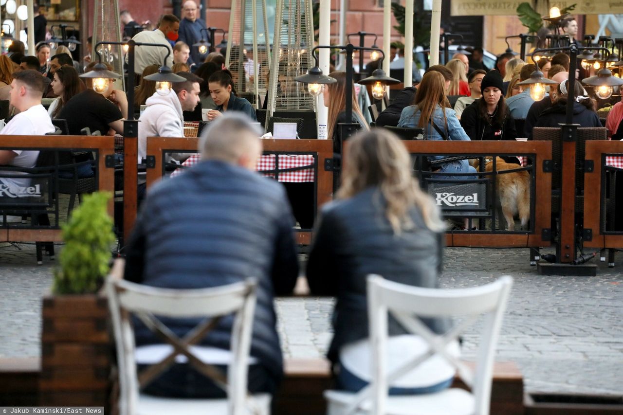 Pół litra wody za darmo. Posłowie chcą zmian w restauracjach