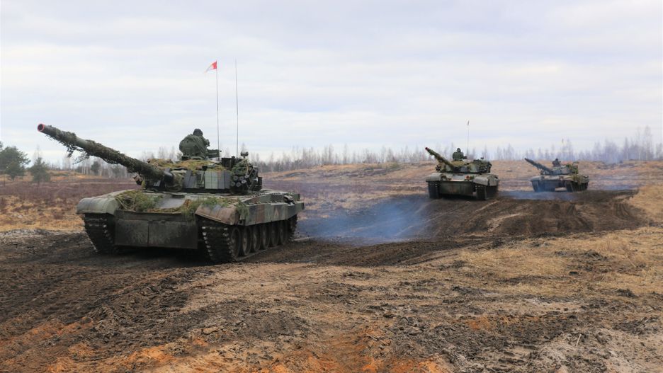 Polskie czołgi PT-91 Twardy podczas manewrów "Crystal Arrow" na Łotwie