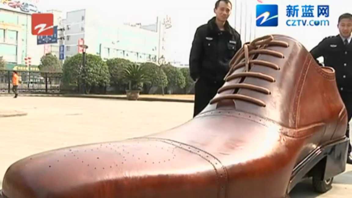 Po co Chińczykom gigantyczny but? 1