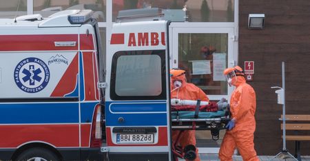Koronawirus w Polsce. Epidemia przyspieszyła, nie nadążamy z testowaniem