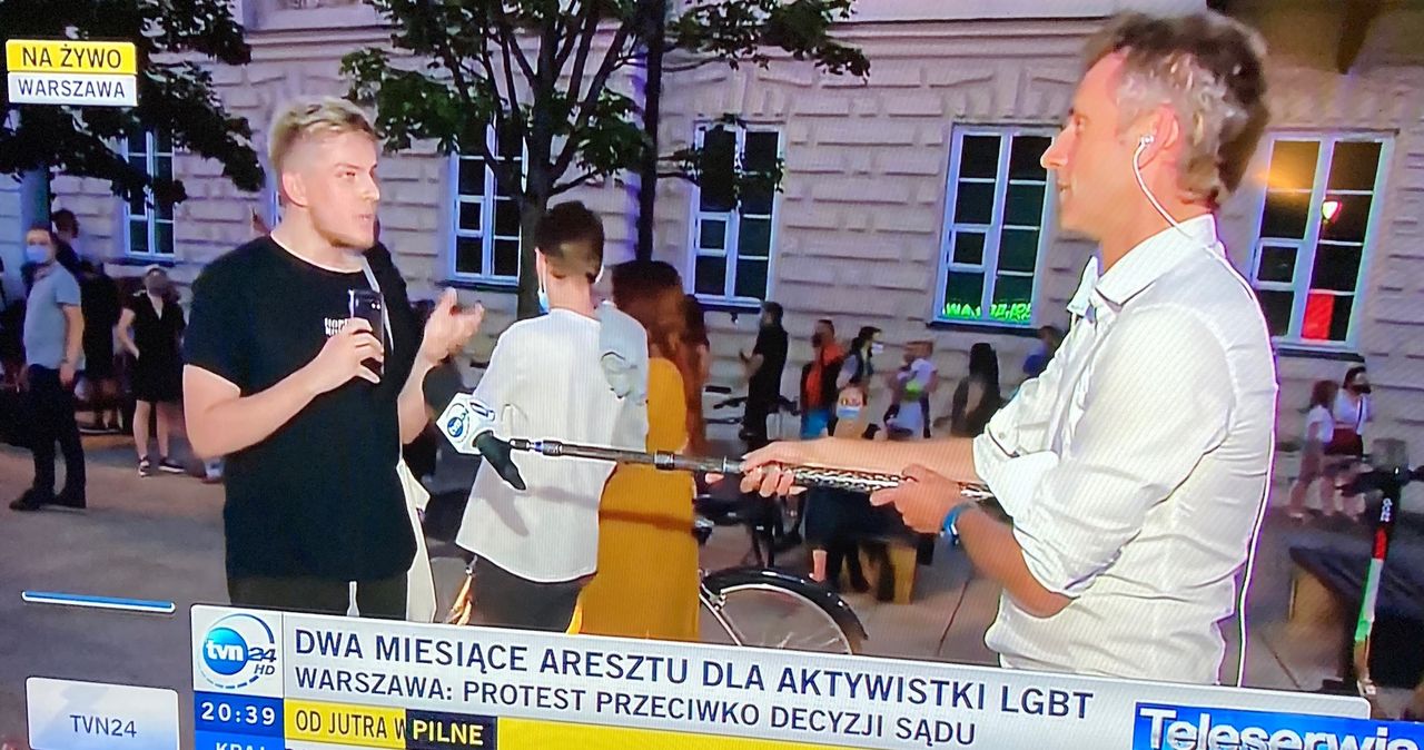 Paweł Łukasik i aktywista LGBT podczas aresztowania Margot