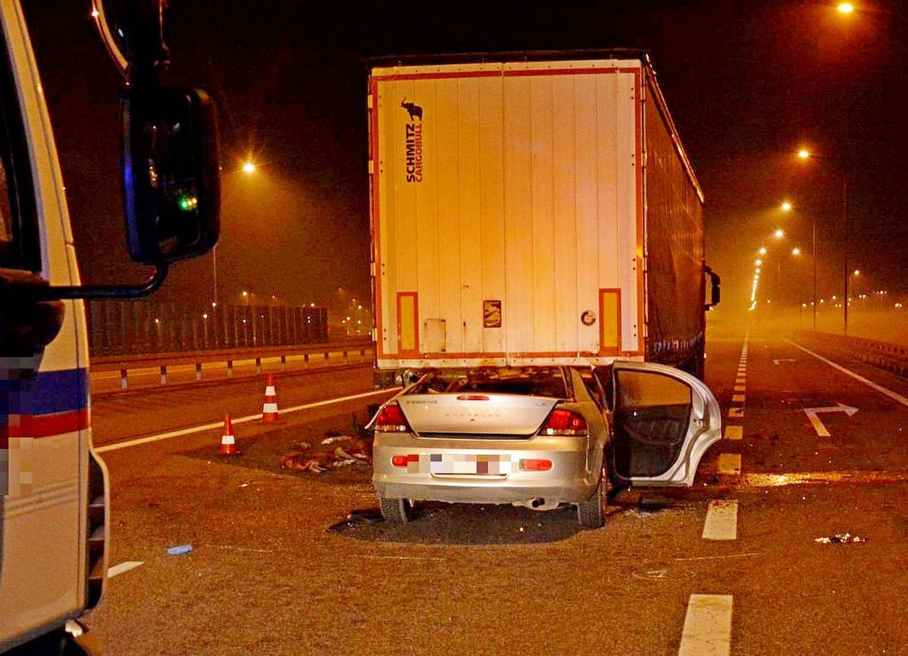 Tragedia na A4. Auto wbiło się w naczepę