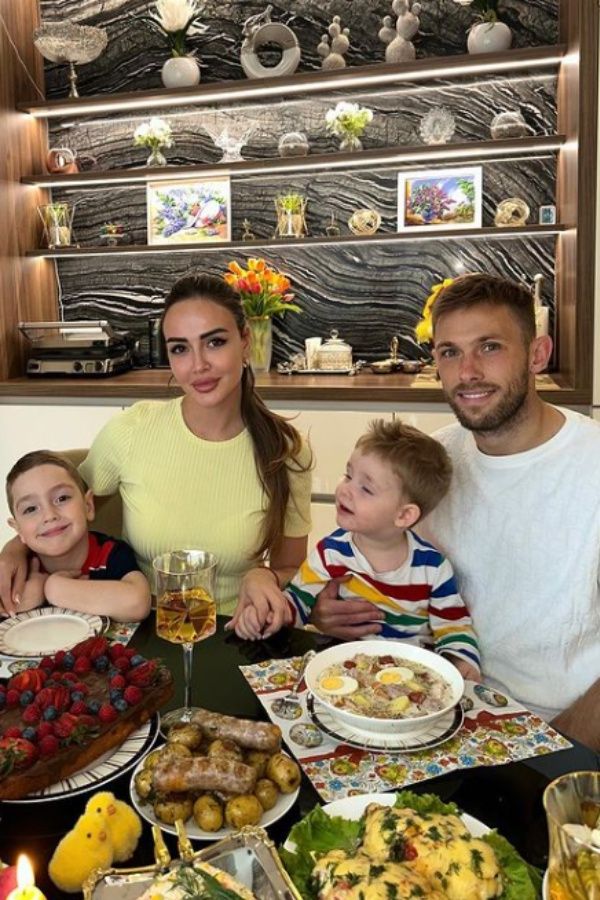 Maciej Rybus z żoną i synami