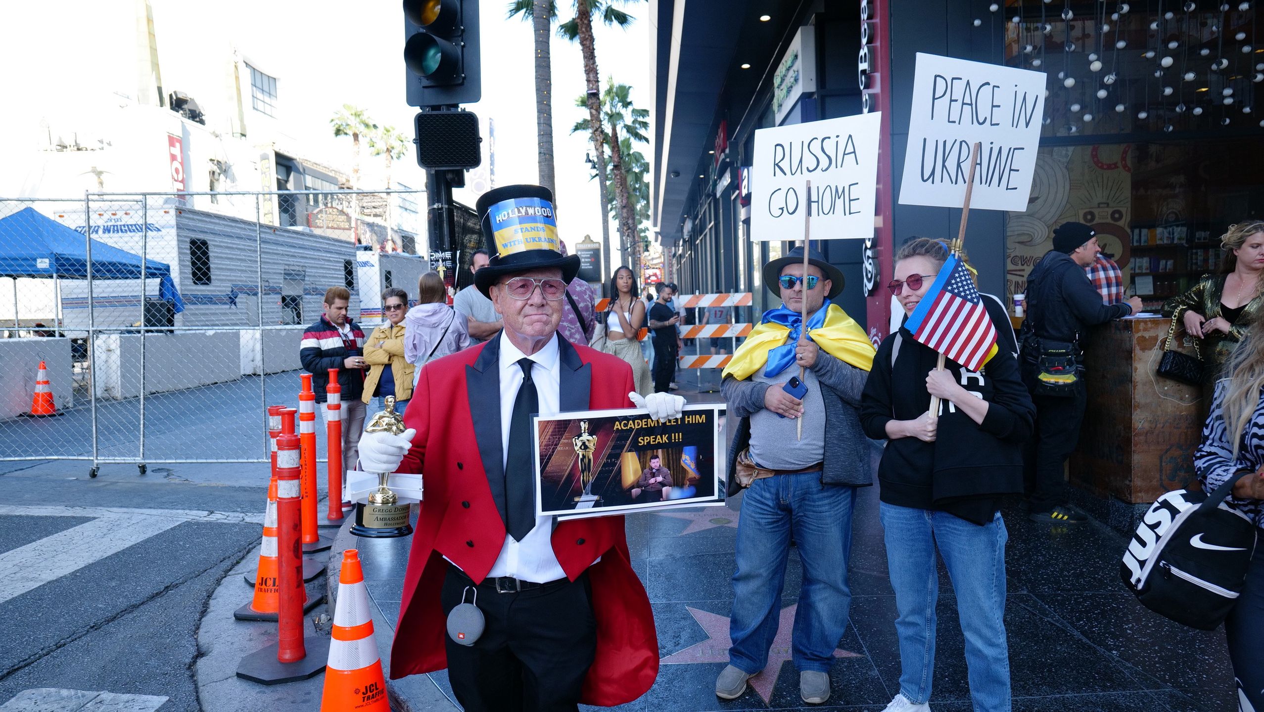 Antywojenny protest pod budynkiem Dolby Theater w trakcie Oscarów