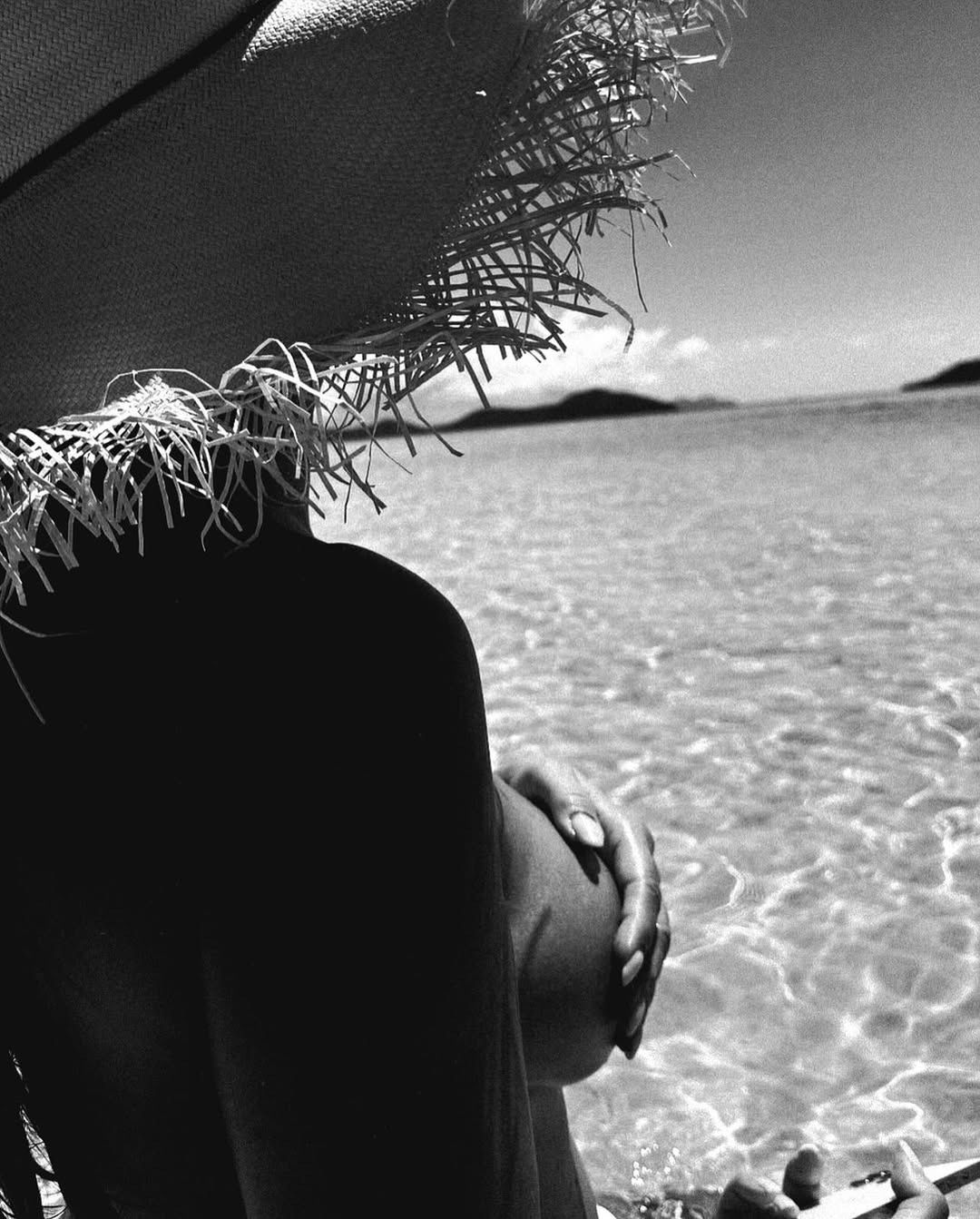 Edyta Górniak pozuje topless na plaży