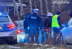 Pościg ulicami Warszawy. Pojazd zakopał się w błocie. Trzy osoby zatrzymane