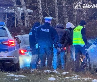 Pościg ulicami Warszawy. Pojazd zakopał się w błocie. Trzy osoby zatrzymane