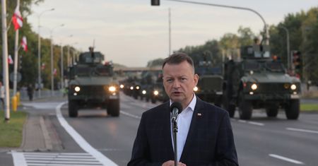 Błaszczak o barierze na granicy. Przypomina Putina i "zielone ludziki"